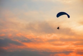 Motorschirmmotor bei Sonnenuntergang 